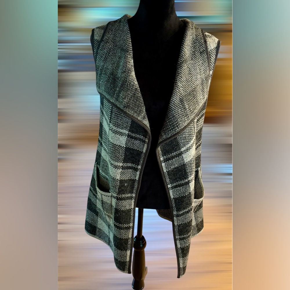 ⭐️Yaira Plaid Draped Open Front Sleeveless Sweater Duster Pockets Gray Cream M